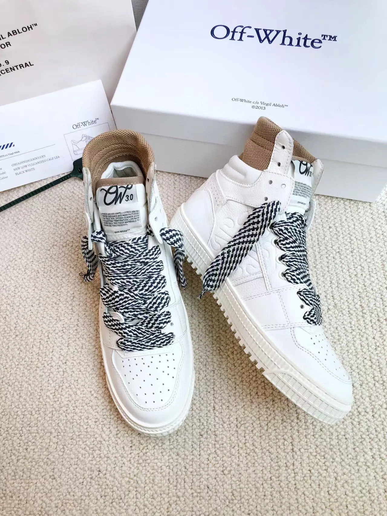 Men's shoes💰620 OFF WHITE ⚡️Couple style⚡️🍓New color🍓 The latest spring model of Gaobang street casual Martin style masterpiece, released the highest quality version on the market 👊 Series original mold opening, original lasting, production technology 1:1 original ➰🔜The best choice for more and more celebrities and Internet celebrities🔸In the classics Changes in the code🔸Innovate in the trend🔸Strive to break away from the shackles of bad street design🔝Although he is not the originator of fashion design, he is definitely a shining dark horse in avant-garde design🐴🆙Do not follow the trend🔅Not universal beauty🔅 Fabric💯First-layer cowhide Lining💯Imported skin-friendly and environmentally friendly polyester mesh Foot pads💯Original molded high-elastic environmentally friendly molding pads Midsole💯Original sleeve lasting process Outsole💯Rubber outsole Packaging💯Official website synchronizes a full set of packaging (brand wrapping paper, brand certificate, brand bag) code number 35-44, 45 customized